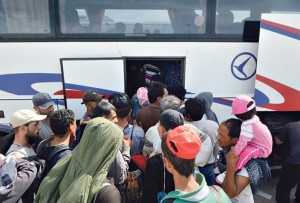 lasta-autobusi-migranti-izbeglice-prevoz-foto-nebojsa-mandic-1454629981-838653