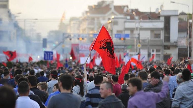 Protestë-foto-ombrella-per-protestat-shqiptare-780-780x439