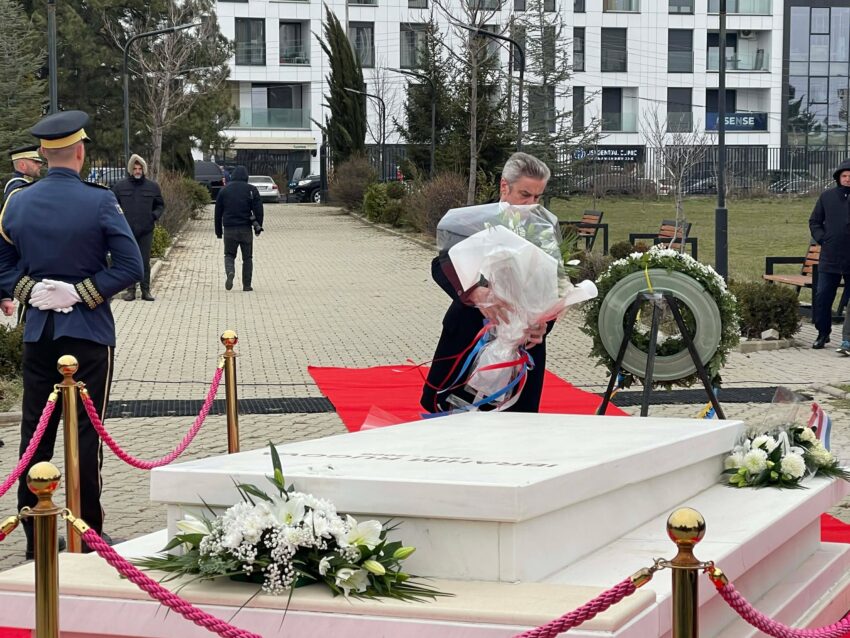 Liderët politikë përkujtojnë ish presidentin Rugova në 20 vjetorin e vdekjes së tij