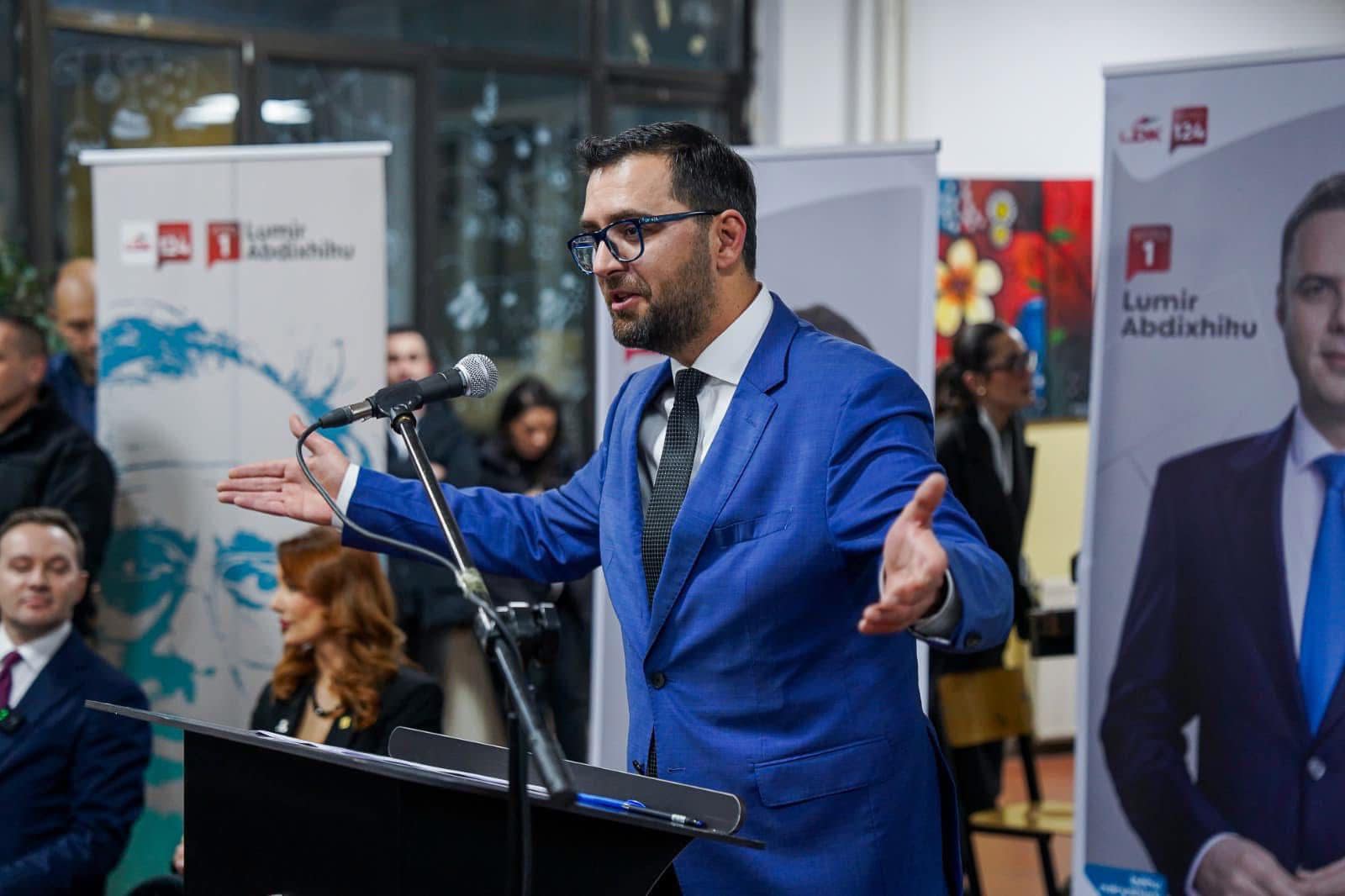 Sokol Havolli jashtë Kuvendit  i zëshmi i LDK së në Prishtinë nuk bëhet deputet