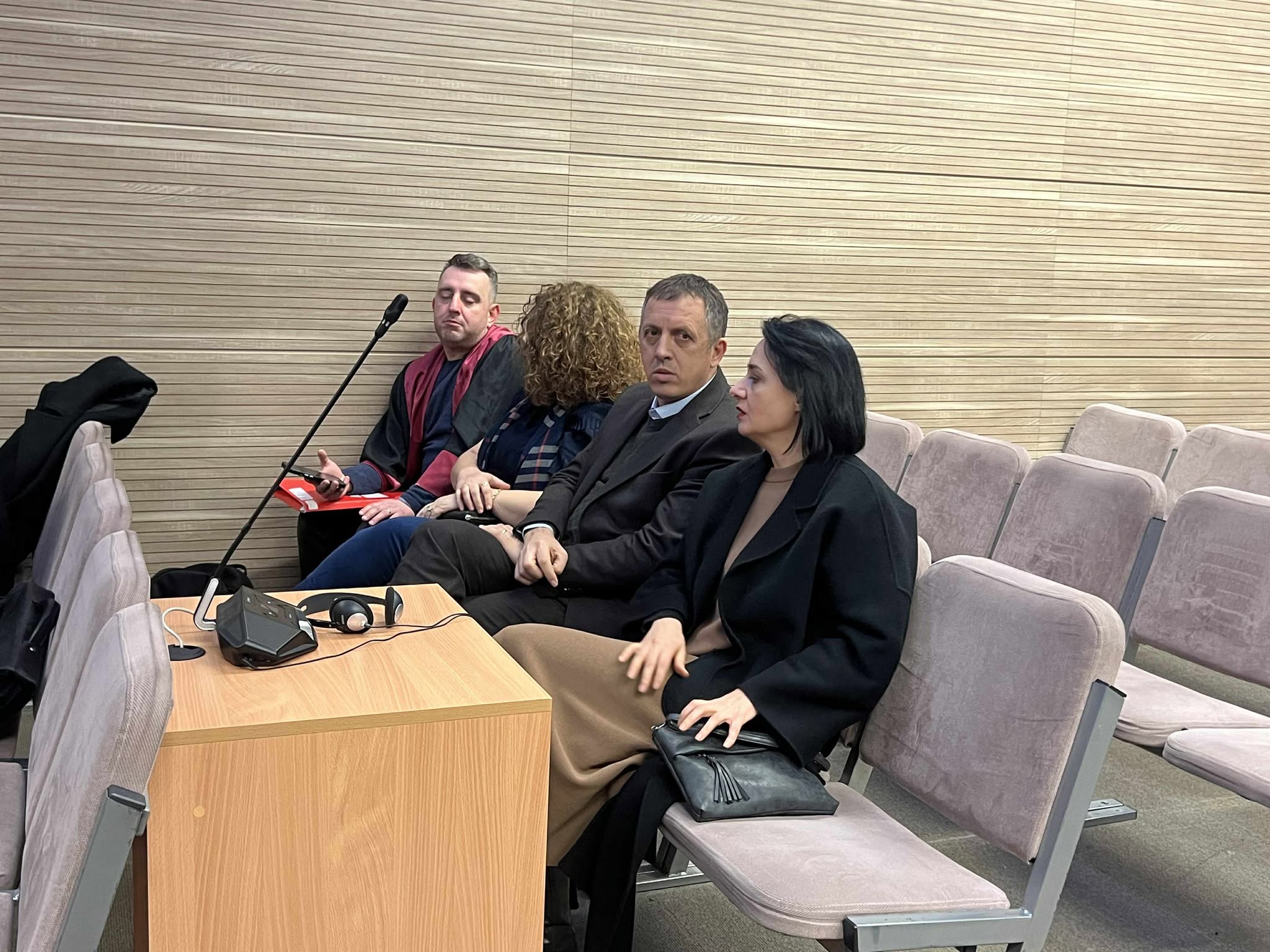 Mungon Xhelali  Në seancën e gazit lotsjellës shkojnë veç Sali Zyba  Fitore Pacolli dhe Drita Millaku