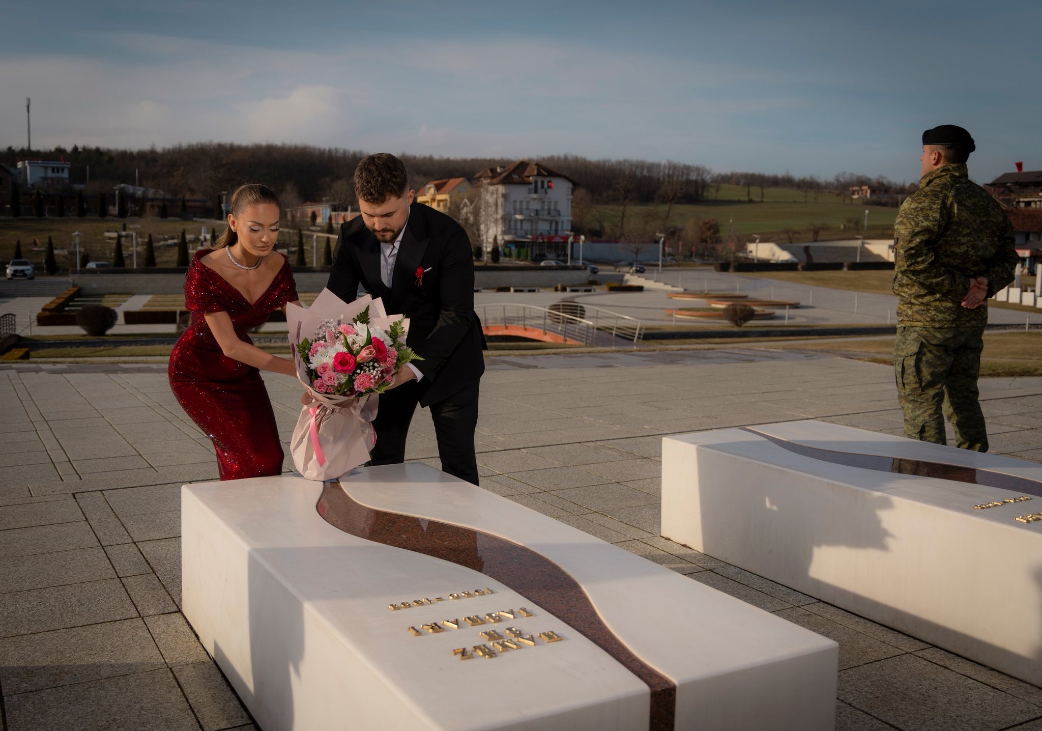 Bekim Jashari emocionon me urimin për fejesën e Hamzës së ri  Edhe në mes të betejës tre ditore  kënga s pushoi kurrë