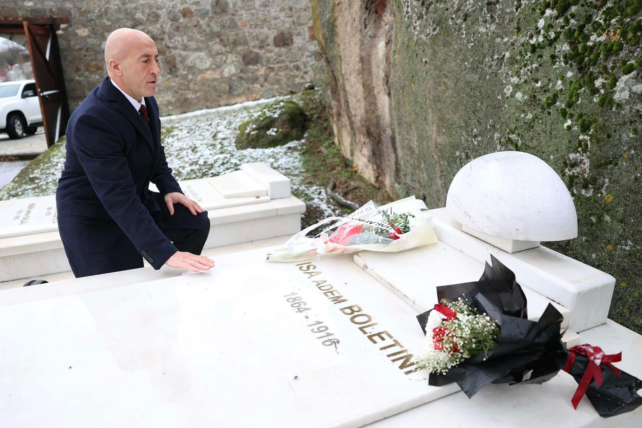 Haradinaj përkujton Isa Boletinin  Pa nismëtarë si ai  Kosova nuk do të guxonte të ëndërronte lirinë