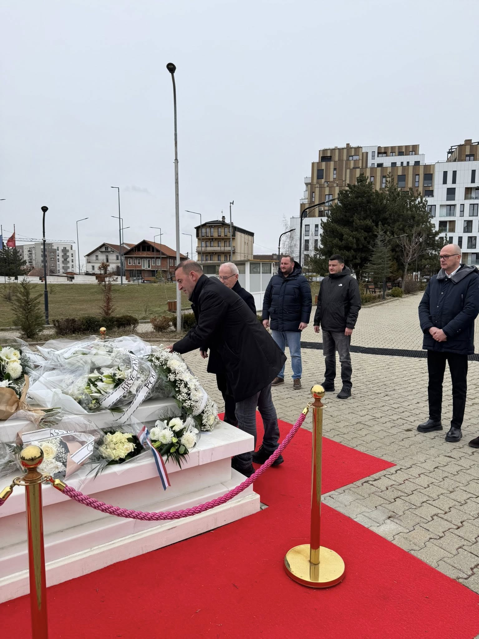 Daut Haradinaj nderon Rugovën  Kujtimi i Presidentit historik do të mbetet i përjetshëm