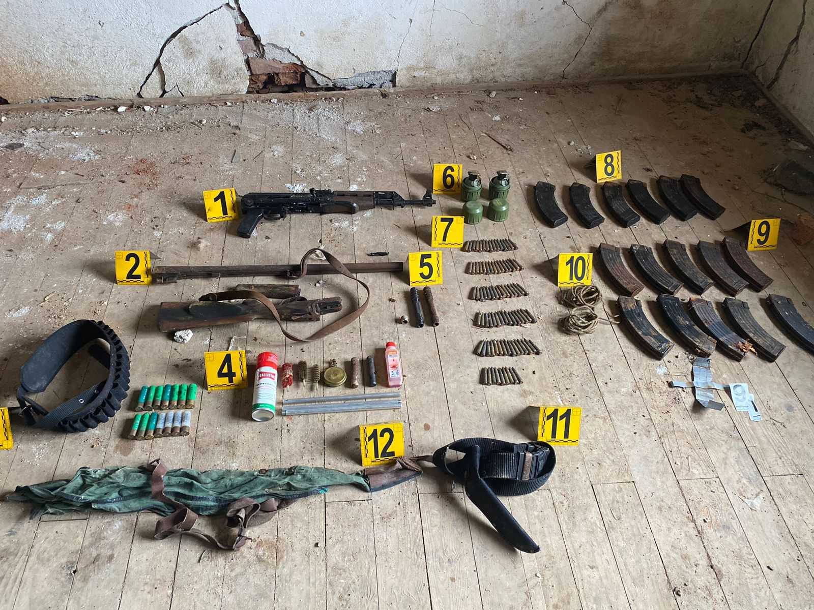 Policia gjen armë  municion e granata dore në një shtëpi të braktisur në Zveçan