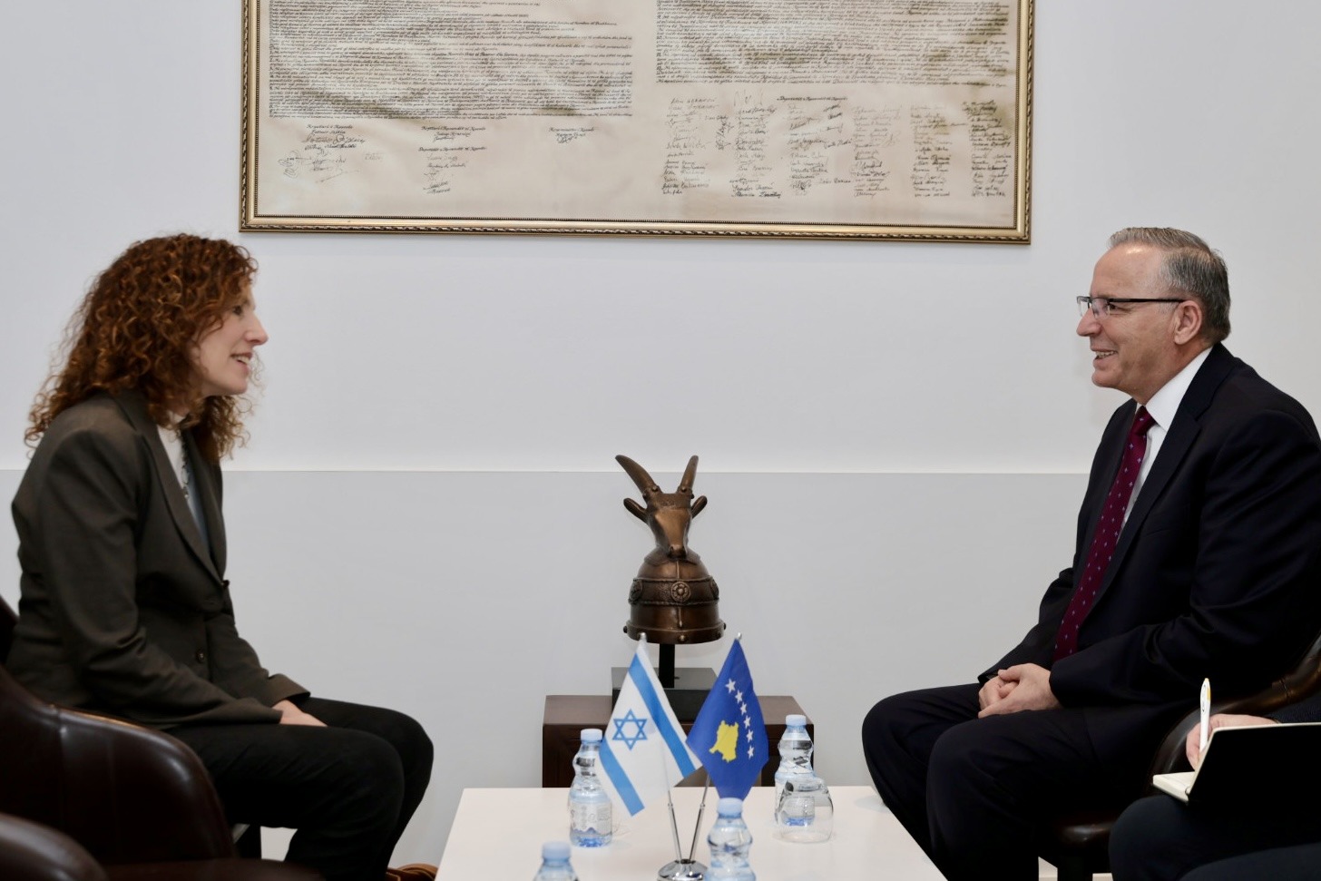 Hamza takohet me ambasadoren e Izraelit në Kosovë  flasin edhe për zhvillimet politike