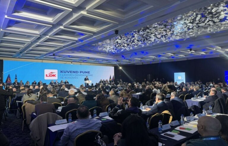 Abdixhiku dorëzon dorëheqjen para Kuvendit të LDK së