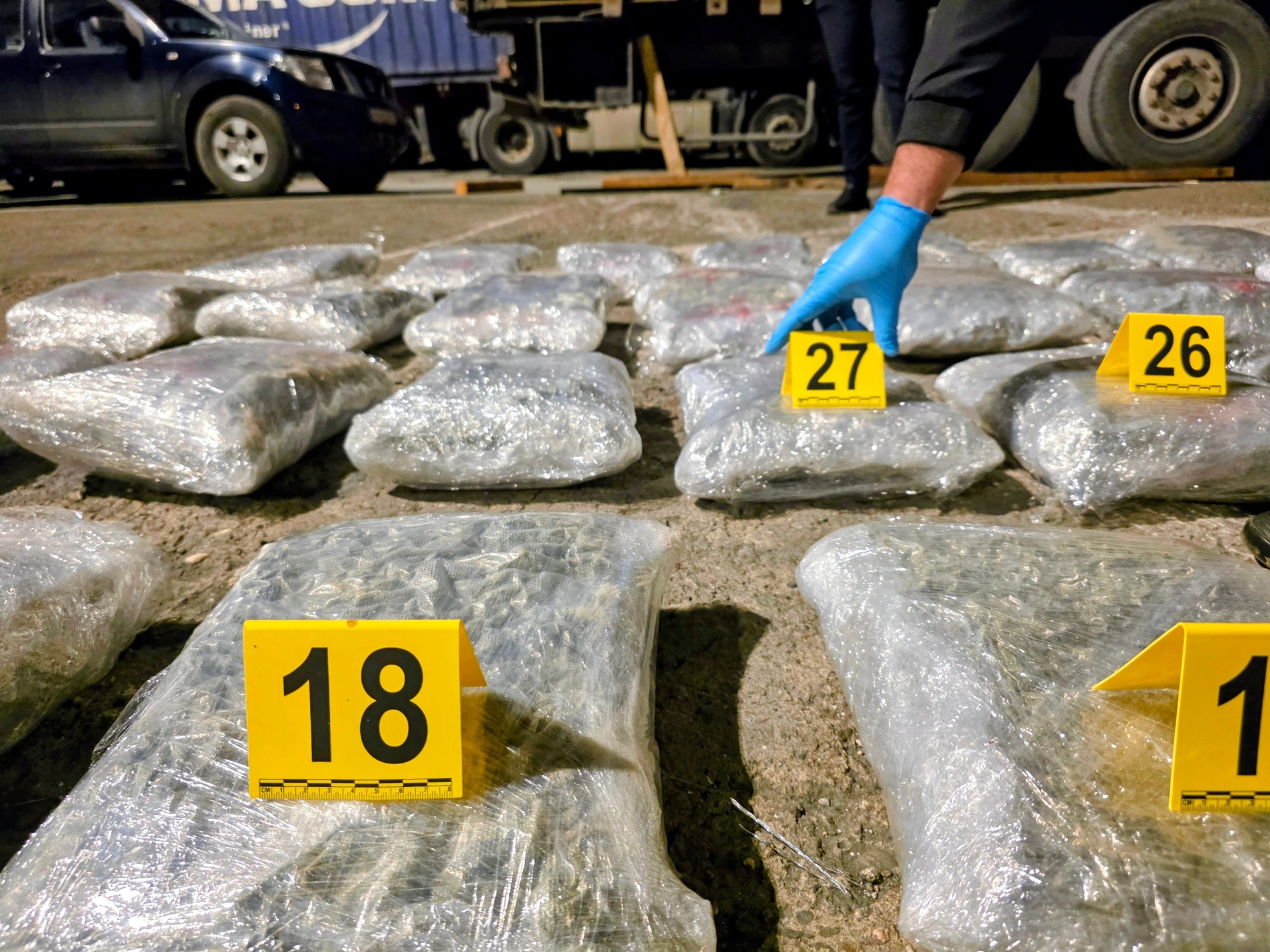 Prokuroria del me detaje  Konfiskohen mbi 76 kilogramë narkotikë në Merdare  arrestohen tre persona të dyshuar