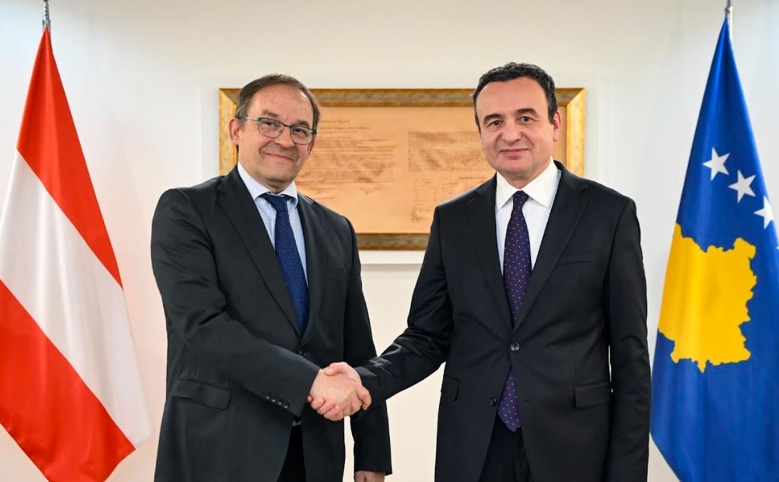 Kurti takon diplomati austriak  diskutojnë për formimin e qeverisë së re