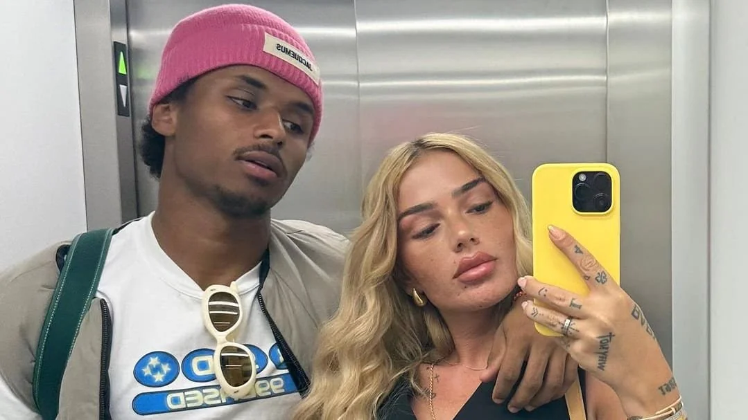 Adeyem shfaqet me çifteli  Loredana publikon foto