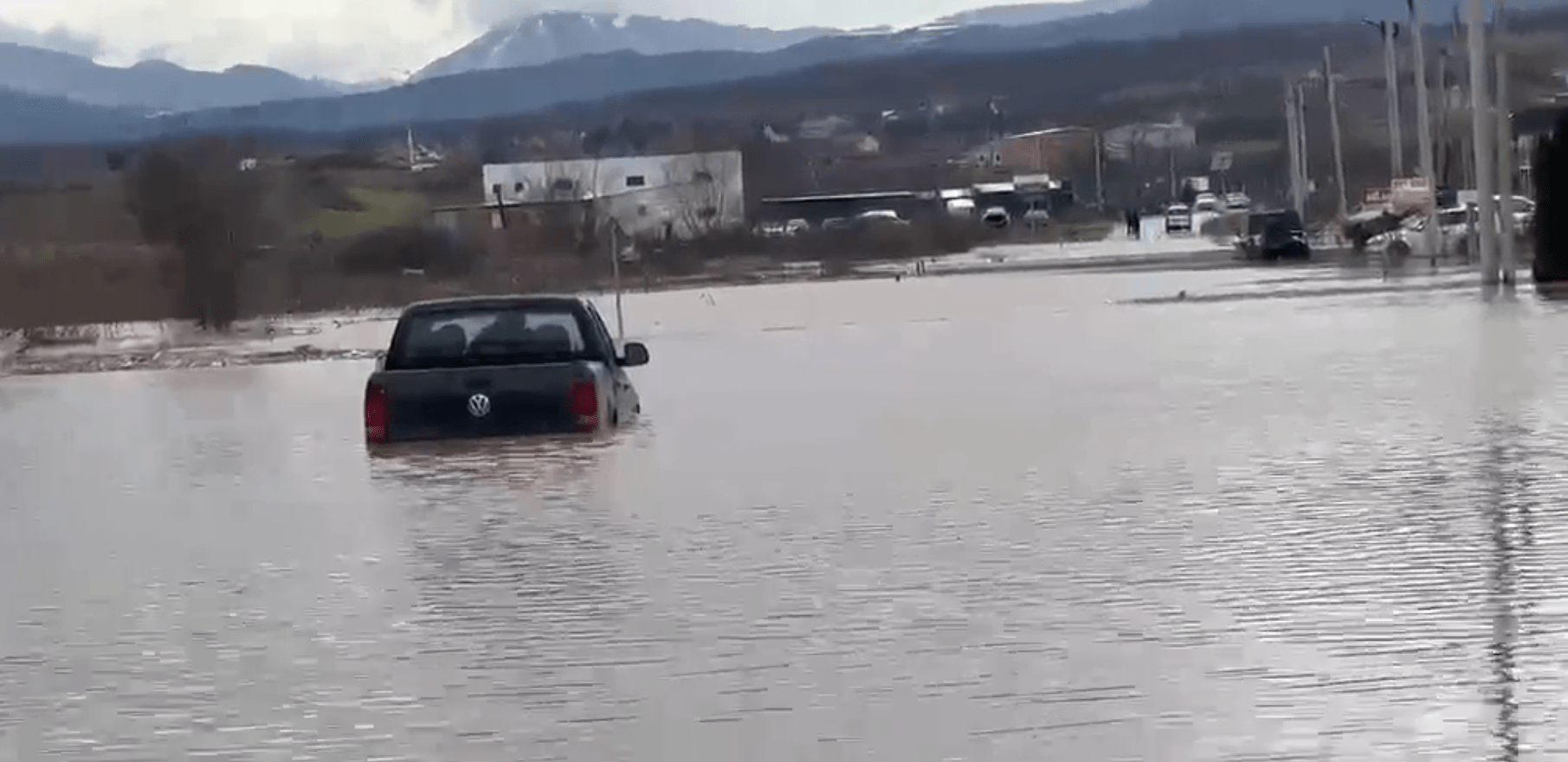 Vërshime në Sojevë  Një familje e bllokuar në ujë  7 të tjera në pamundësi evakuimi