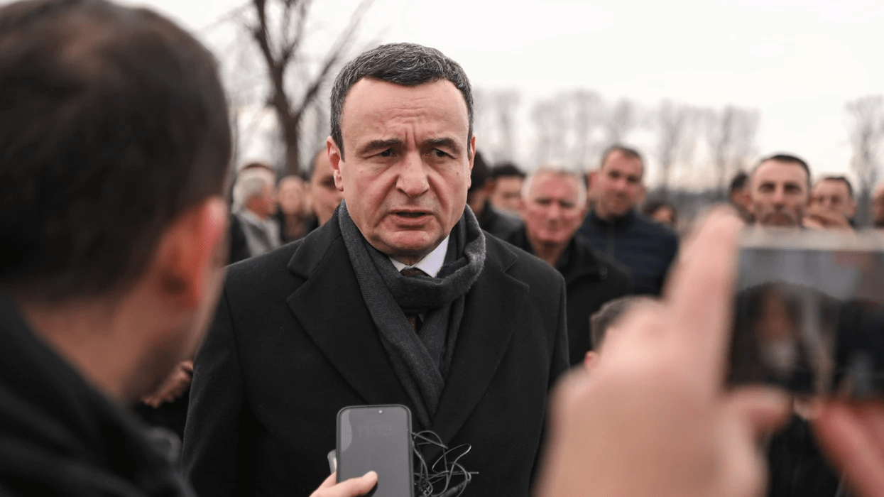 Kurti bën homazhe në 45 vjetorin e vrasjes së Jusuf e Bardhosh Gërvallës dhe Kadri Zekës