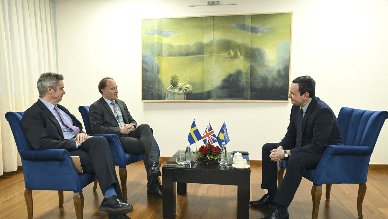 Kurti diskuton hapat e formimit të institucioneve me ambasadorin e Britanisë dhe Suedisë