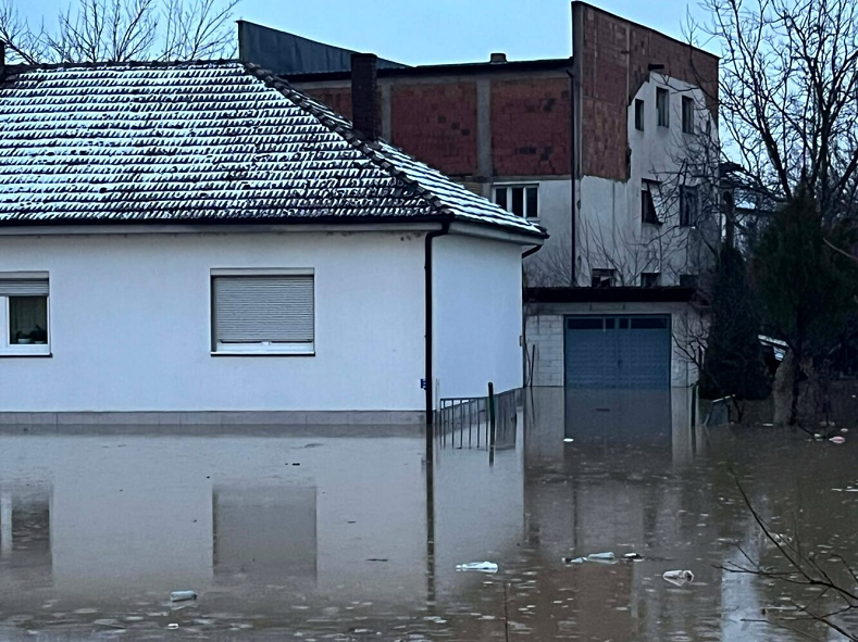 Vërshimet e Sitnicës zhysin dhjetëra shtëpi në ujë