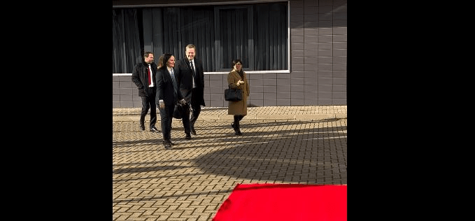 Sorensen del i buzëqeshur përfundon takimin me Kurtin  niset për të shkuar tek Osmani