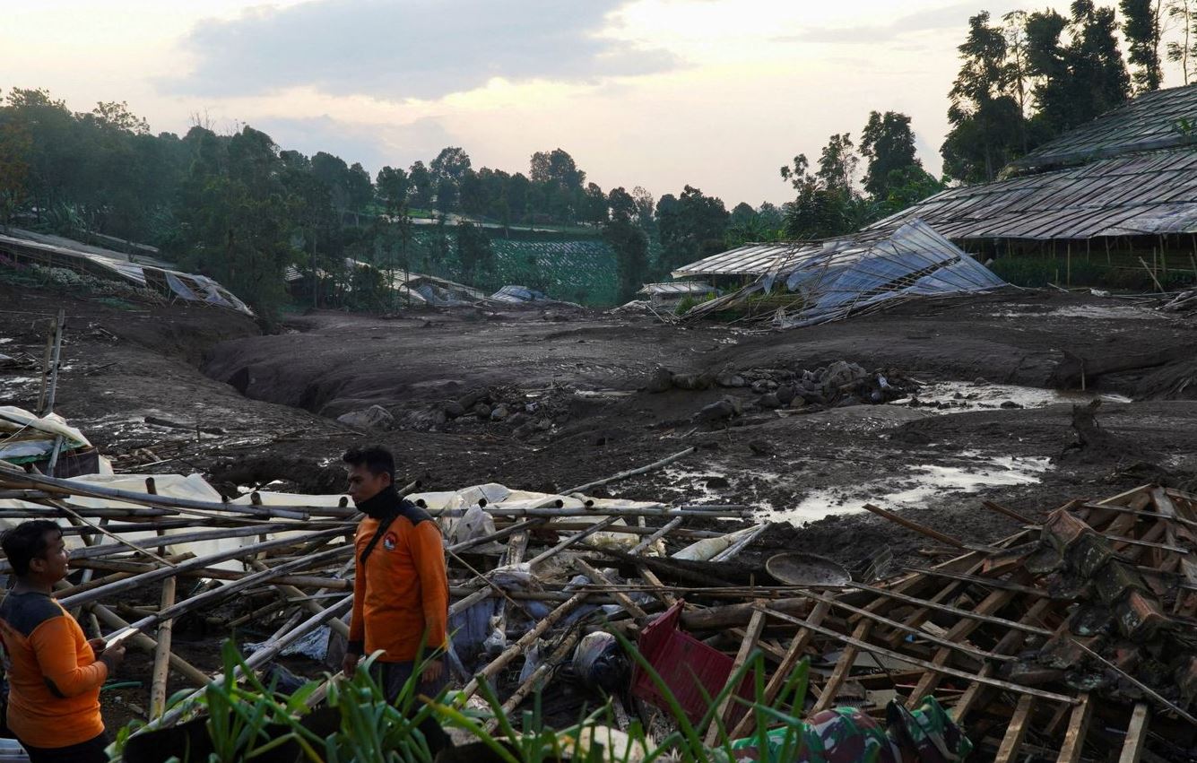 25 të vdekur pas rrëshqitjeve të dheut në Indonezi  dhjetëra persona të zhdukur