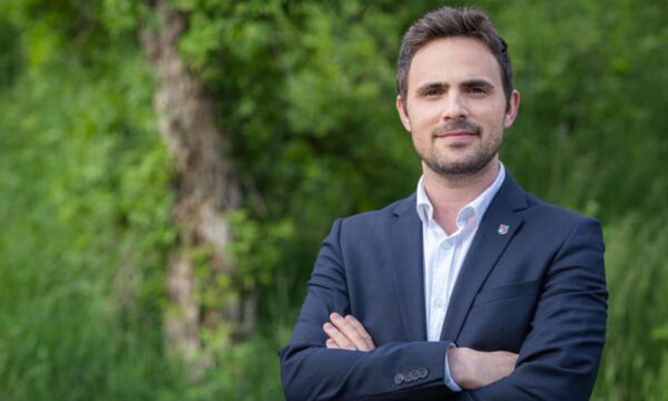 Deputeti shqiptar në Zvicër  Vjosa Osmani dhe burri i saj karrierën e kanë nga pagat e sektorit publik