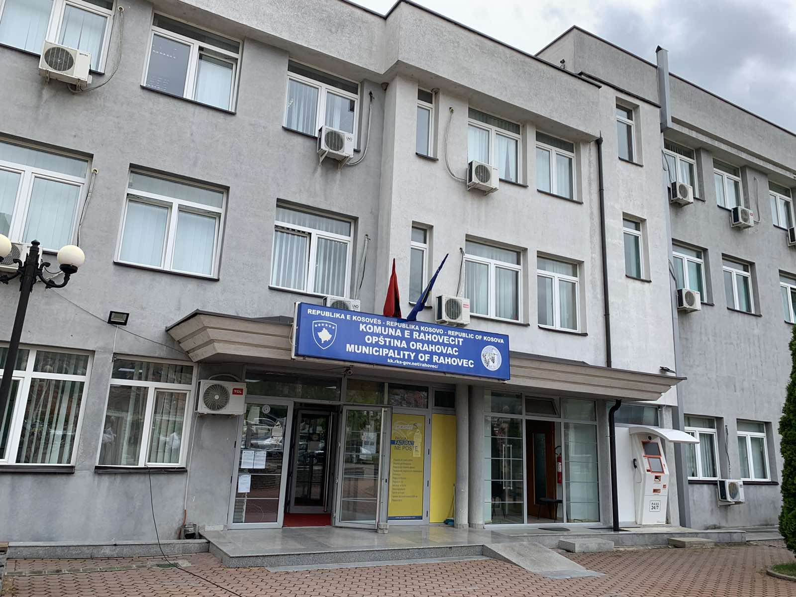 Vdes papritur një grua në oborrin e Komunës së Rahovecit   rasti në hetim nga Policia