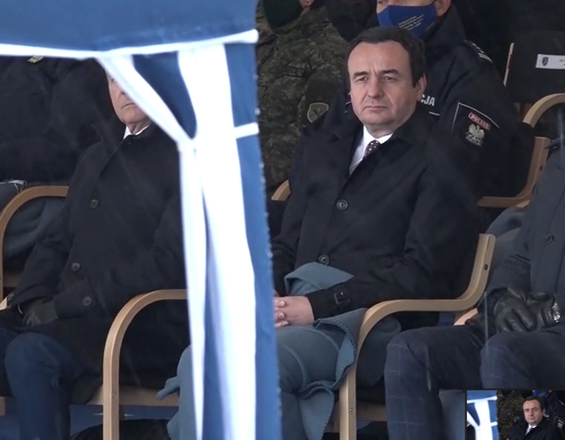 Rinia e PDK së i  dhurojnë  Kurtit qebe e qirinj