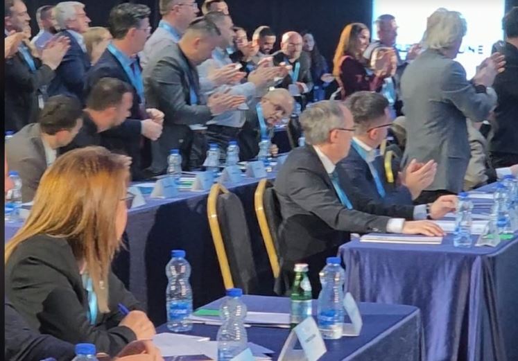 Ftohje në LDK  Hoti  Bajrami dhe Gashi s e duartrokasin Abdixhikin