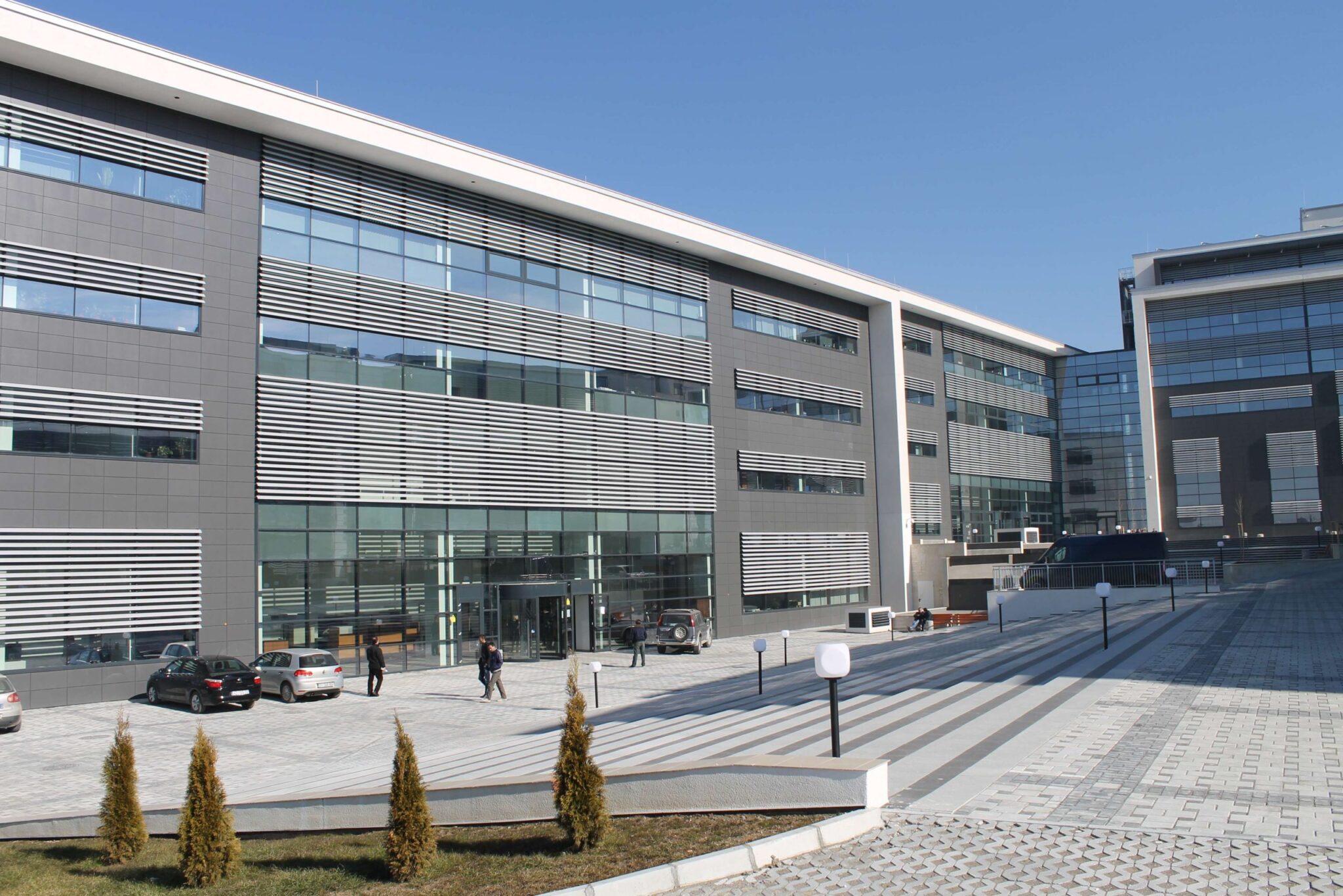 Raportohet se një i paraburgosur është hedhur nga kati i dytë i gjykatës  duke tentuar të arratiset