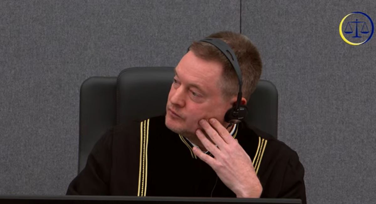 Gjykatësi Barthe nis i pari pyetjet  mbrojtja e Thaçit dhe Veselit përgjigjen  Ligji parasheh se mund të arrestohen persona që shihen si rrezik i sigurisë