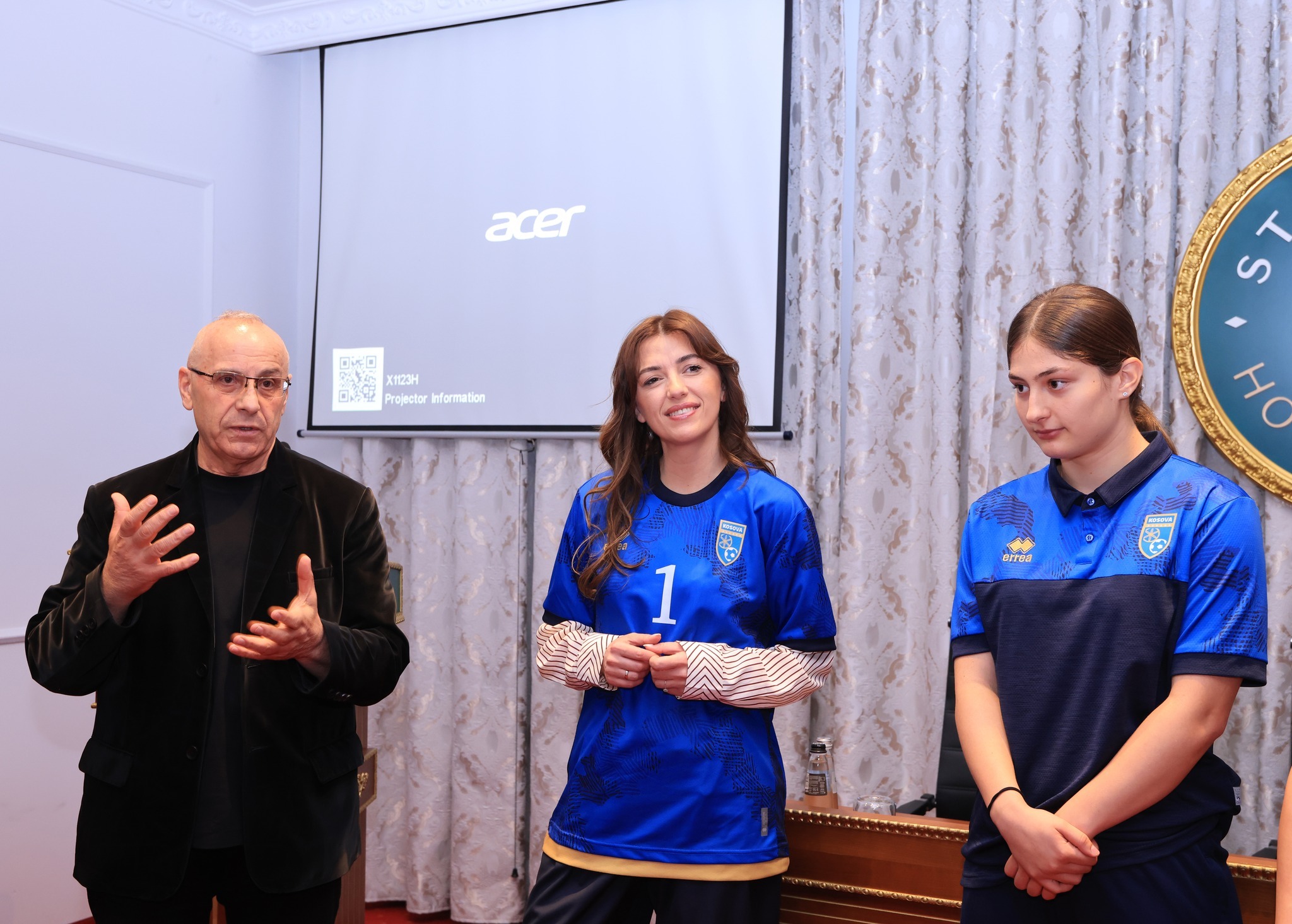 Haxhiu viziton Kombëtaren e vajzave para ndeshjes me Bullgarinë   Jeni krenaria e shtetit 